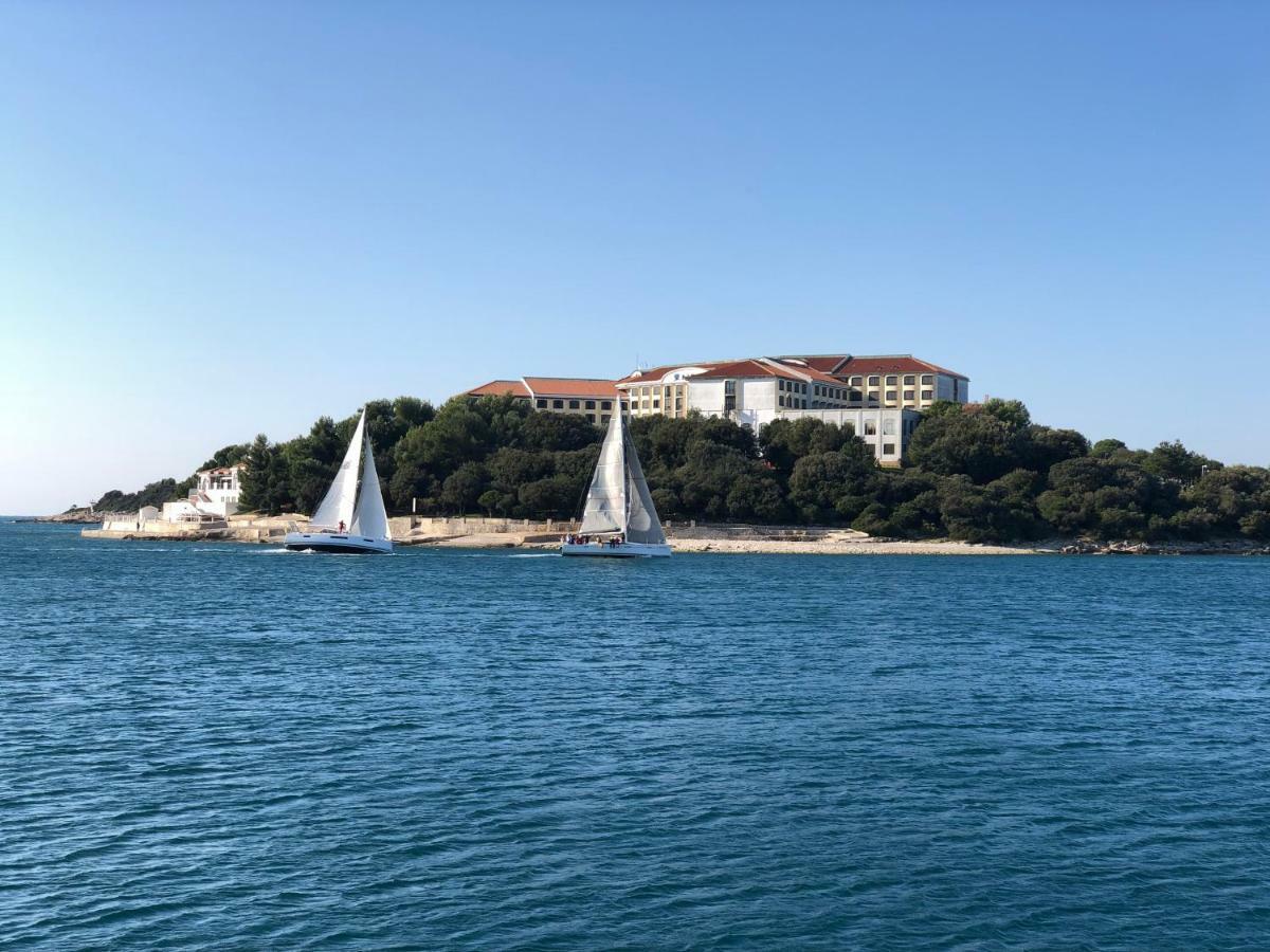 Apartments By The Sea Pula Exterior photo